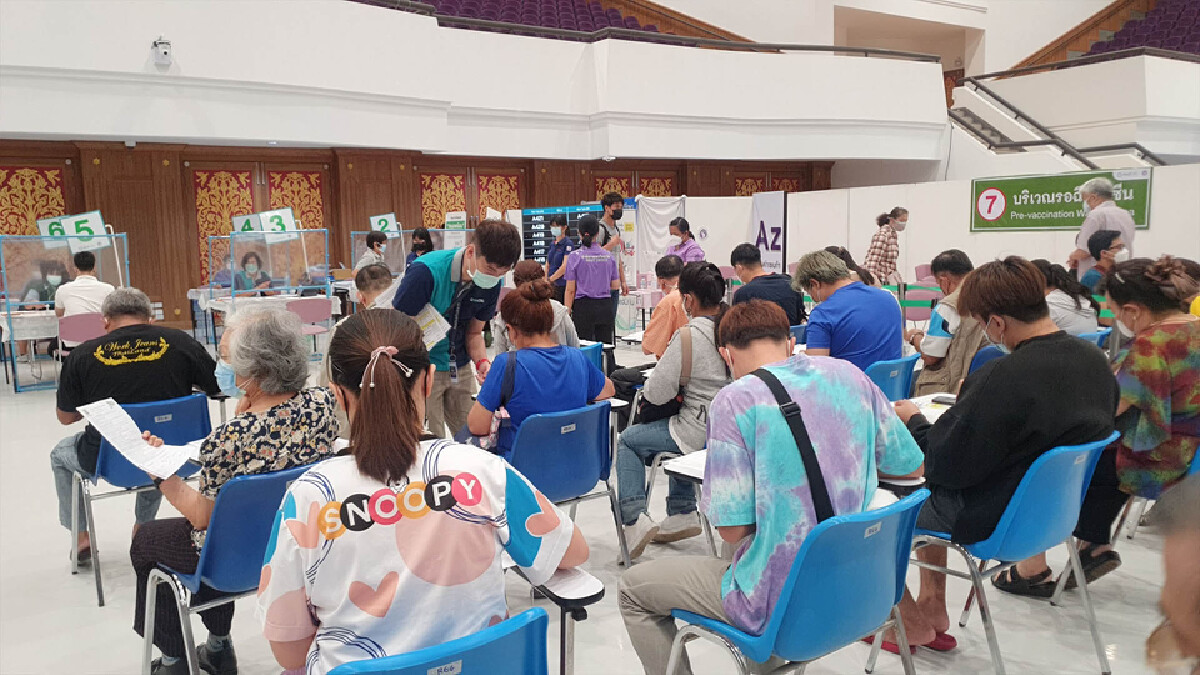 ล้นทะลักชาวเชียงใหม่นับหมื่นคนแห่ฉีดวัคซีนโควิด