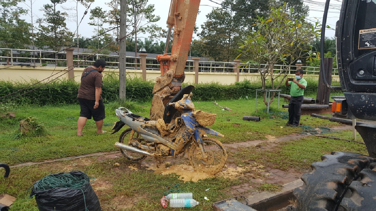 ไฟฟ้าตรังแอ่นอกรับเยียวยาสาวใหญ่ขับจยย.ตกหลุมลึก