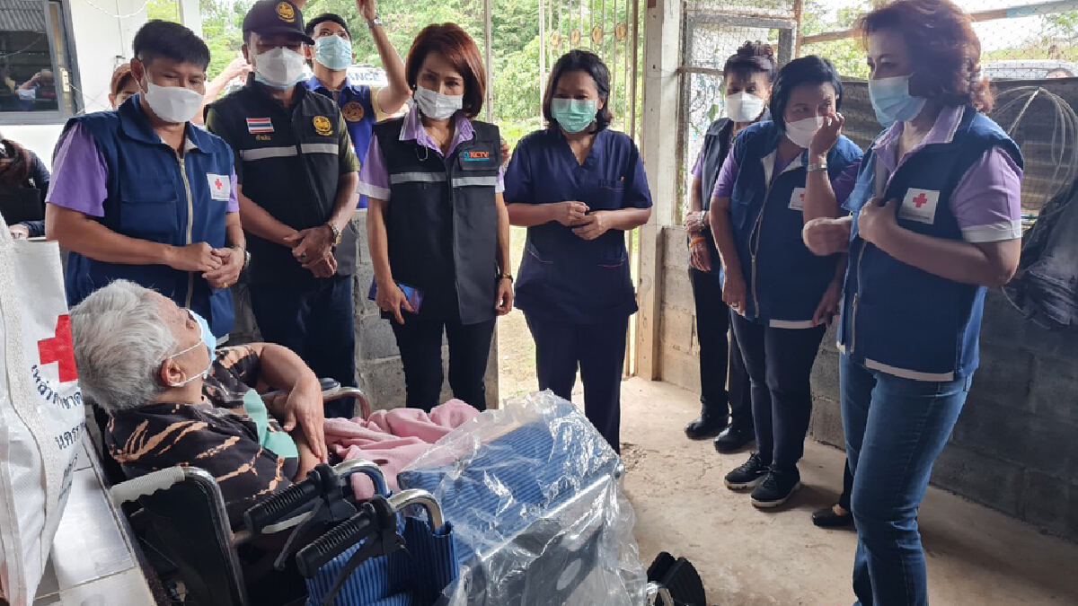 ธารน้ำใจหลั่งไหลช่วยเหลือป้าวัย 59 ป่วยติดเตียงในเล้าไก่นาน 4 ปี