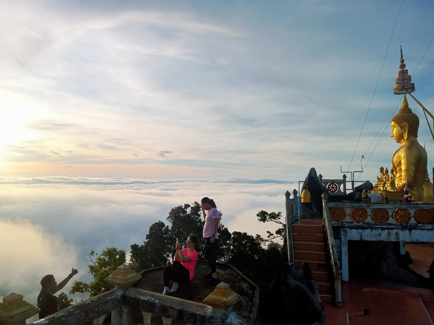 นทท.แห่ขึ้นยอดเขา ชมวิววัดถ้ำเสือกระบี่