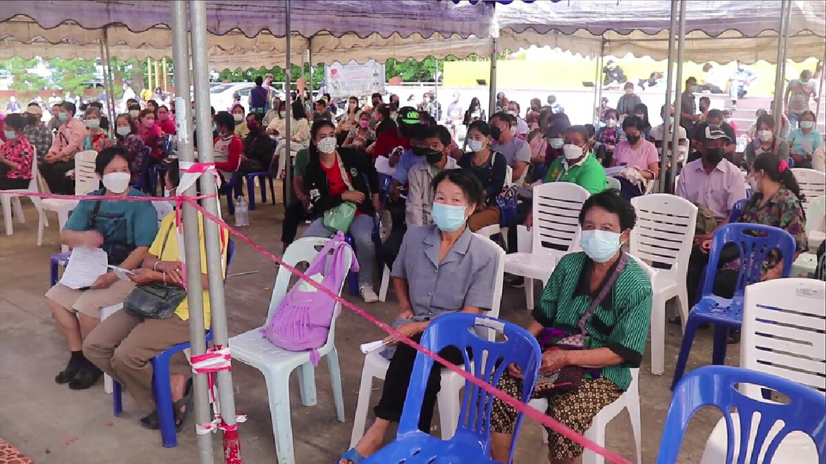 ชาวพะเยาแห่ฉีดวัคซีนสูตรไขว้ซิโนแวค-ไฟเซอร์ ชาวพะเยาแห่ฉีดวัคซีนสูตรไขว้ซิโนแวค-ไฟเซอร์