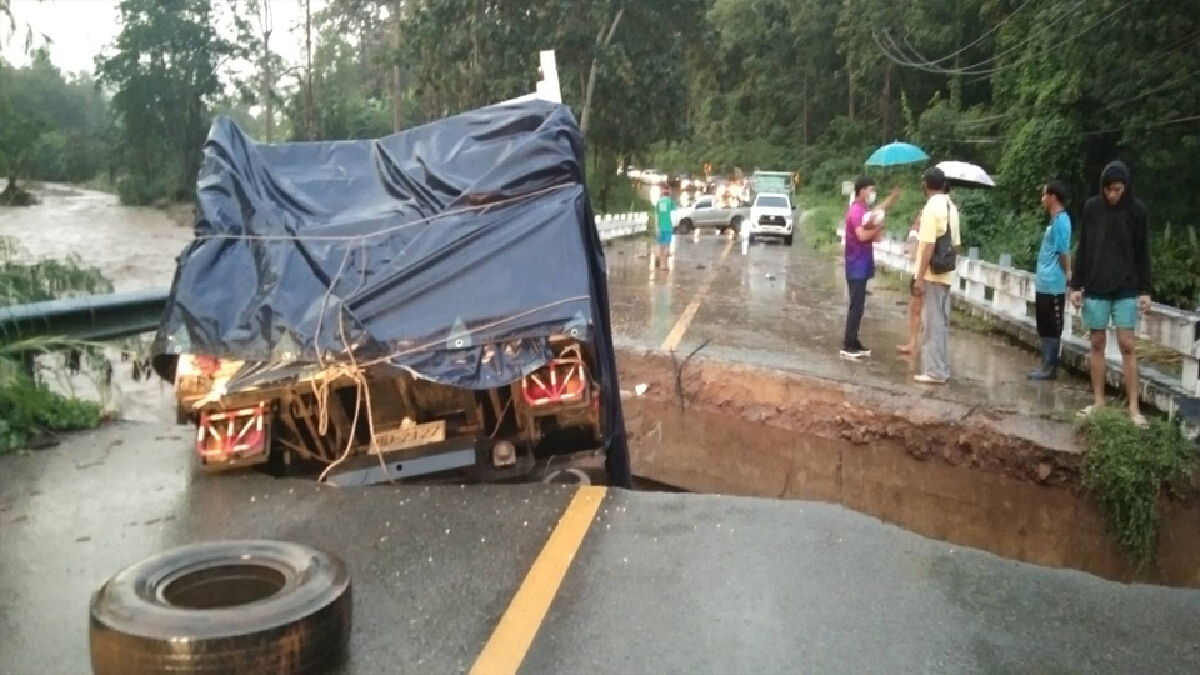 ฝนตกหนักทางแม่ฮ่องสอน-ขุนยวมถูดตัดขาดโลกภายนอก ฝนตกหนักทางแม่ฮ่องสอน-ขุนยวมถูดตัดขาดโลกภายนอก