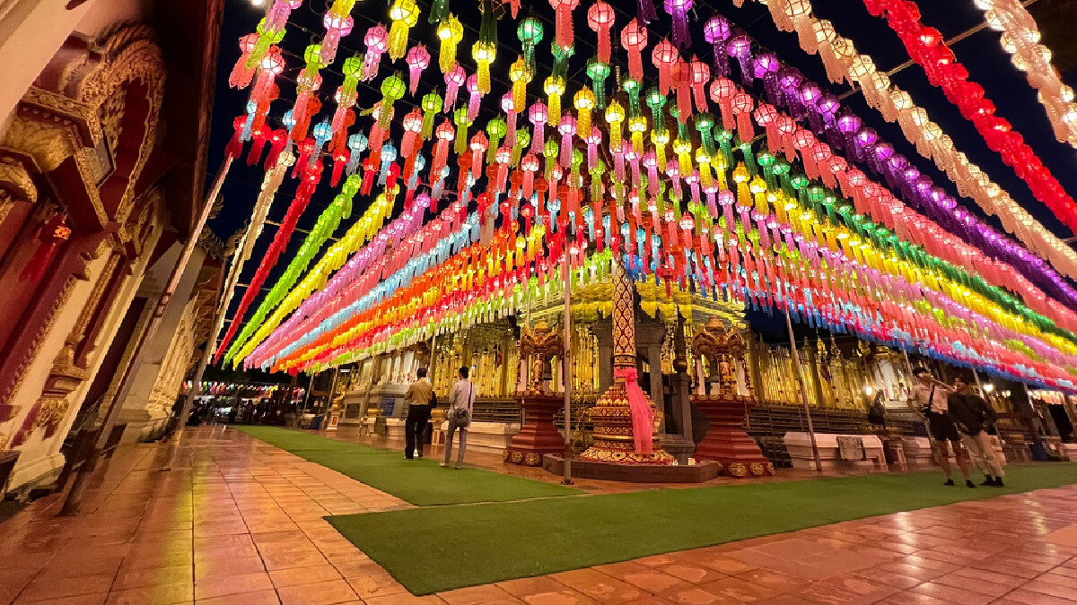 "แอ่วยี่เป็งลำพูน" เมืองเล็ก ๆ ที่ส่องสว่างด้วยโคมแสนดวง