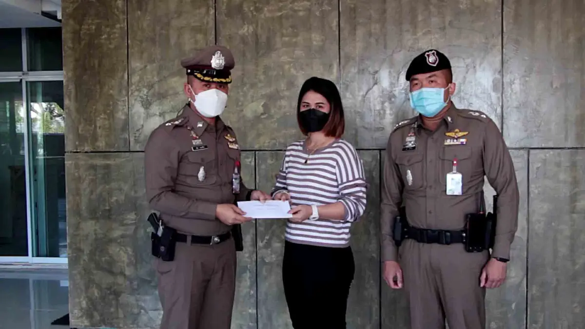 มอบเงินรางวัลให้พลเมืองดีแจ้งเบาะแสคนร้ายชิงทองห้างเซ็นทรัล