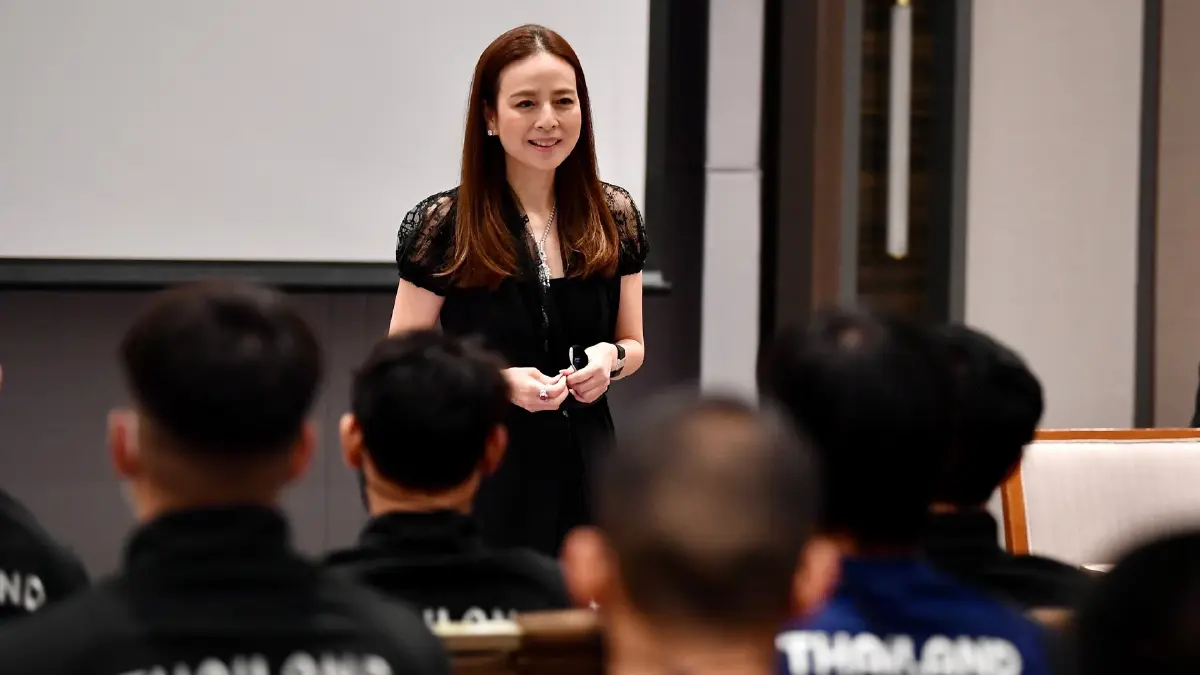 "มาดามแป้ง"ย้ำนักเตะรวมใจสู้เพื่อชาติ-แจงเหตุ"ฟิลิป"บินกลับเยอรมัน "มาดามแป้ง"ย้ำนักเตะรวมใจสู้เพื่อชาติ-แจงเหตุ"ฟิลิป"บินกลับเยอรมัน