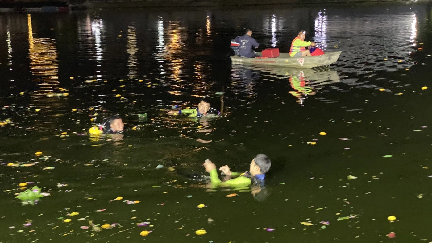 สลด! "หนุ่มเมาเหล้า" ว่ายน้ำเก็บเหรียญในกระทง ก่อนจมดับกลางคลอง