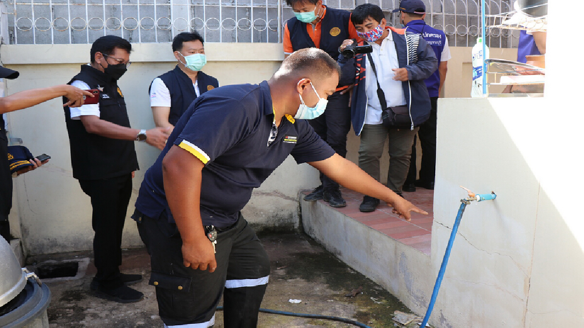 รอง ผวจ.กาญจนบุรี ติดตามความคืบหน้าสร้างกำแพงสูงมิดหลังคาบ้าน