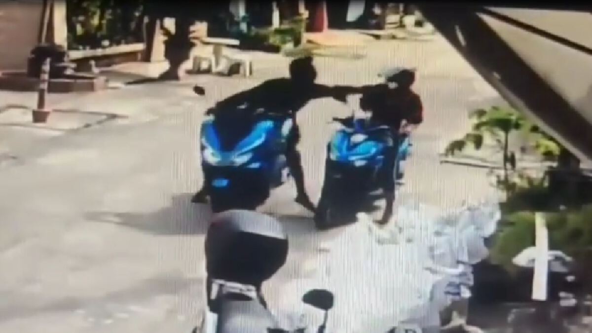 อุกอาจ! เตือนภัยชาวพัทยา "คนร้าย" กระชากสร้อยคอกลางวันแสกๆ อุกอาจ! เตือนภัยชาวพัทยา "คนร้าย" กระชากสร้อยคอกลางวันแสกๆ