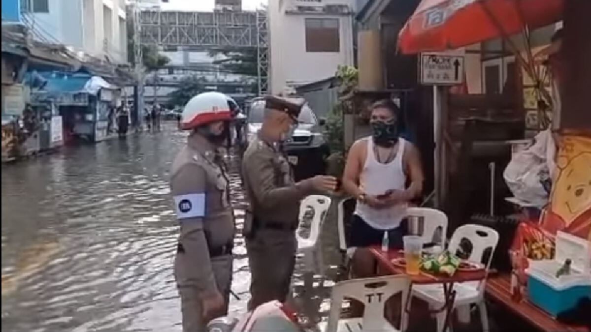 "2 โจ๋" ฉุน ตร.เชิญนั่งดื่มในบ้าน เคลียร์ทางผู้ว่าฯ ลงพื้นที่น้ำท่วม "2 โจ๋" ฉุน ตร.เชิญนั่งดื่มในบ้าน เคลียร์ทางผู้ว่าฯ ลงพื้นที่น้ำท่วม