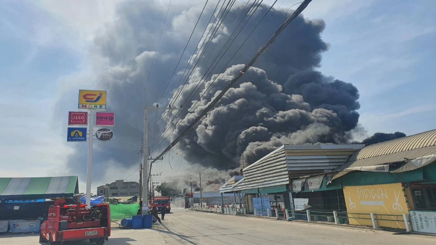เกิดเหตุ "ไฟไหม้" โรงงานผลิตน้ำมันเครื่อง ย่านอ้อมใหญ่ จ.นครปฐม เกิดเหตุ "ไฟไหม้" โรงงานผลิตน้ำมันเครื่อง ย่านอ้อมใหญ่ จ.นครปฐม