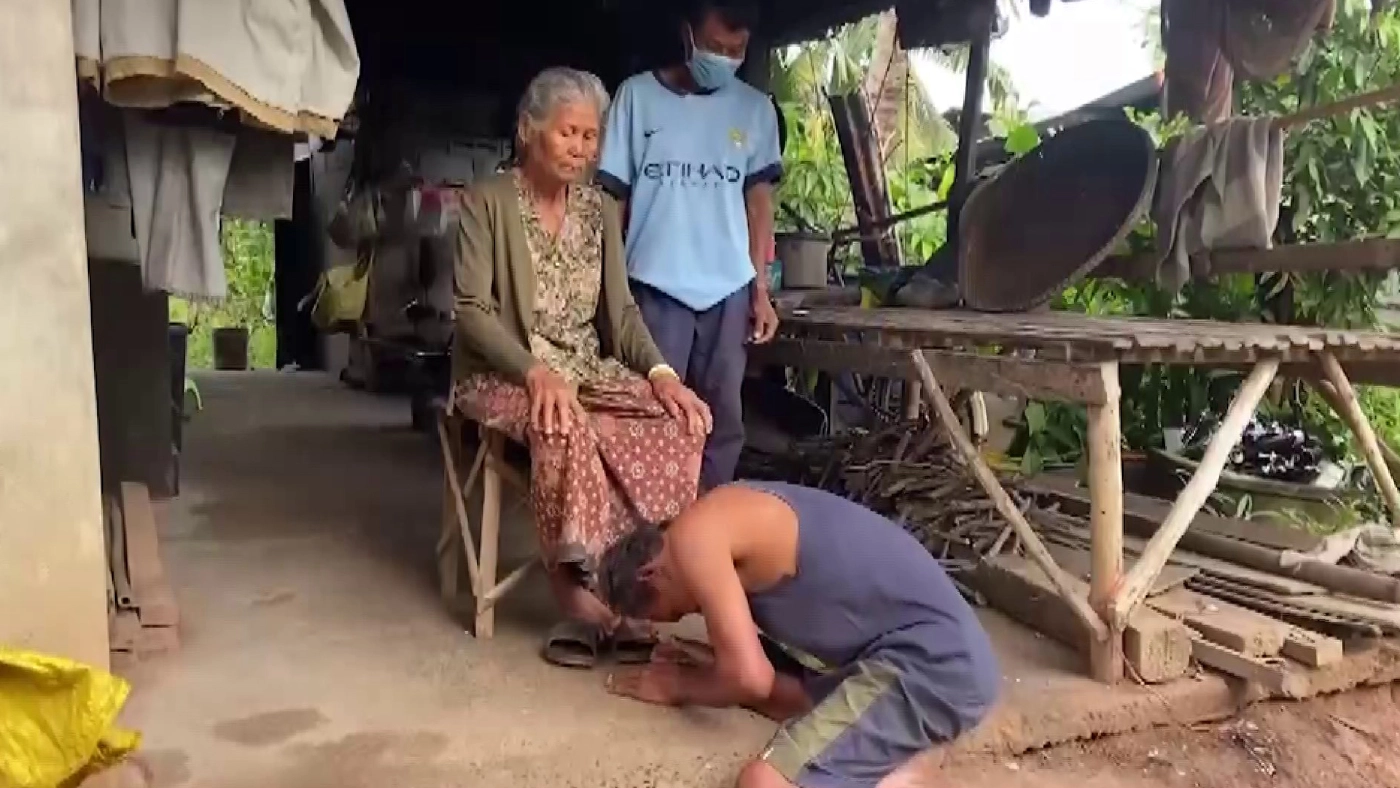 ลูกขี้เมาเผาบ้านสำนึกผิดกราบเท้าขอโทษแม่รับปากจะปรับปรุงตัว