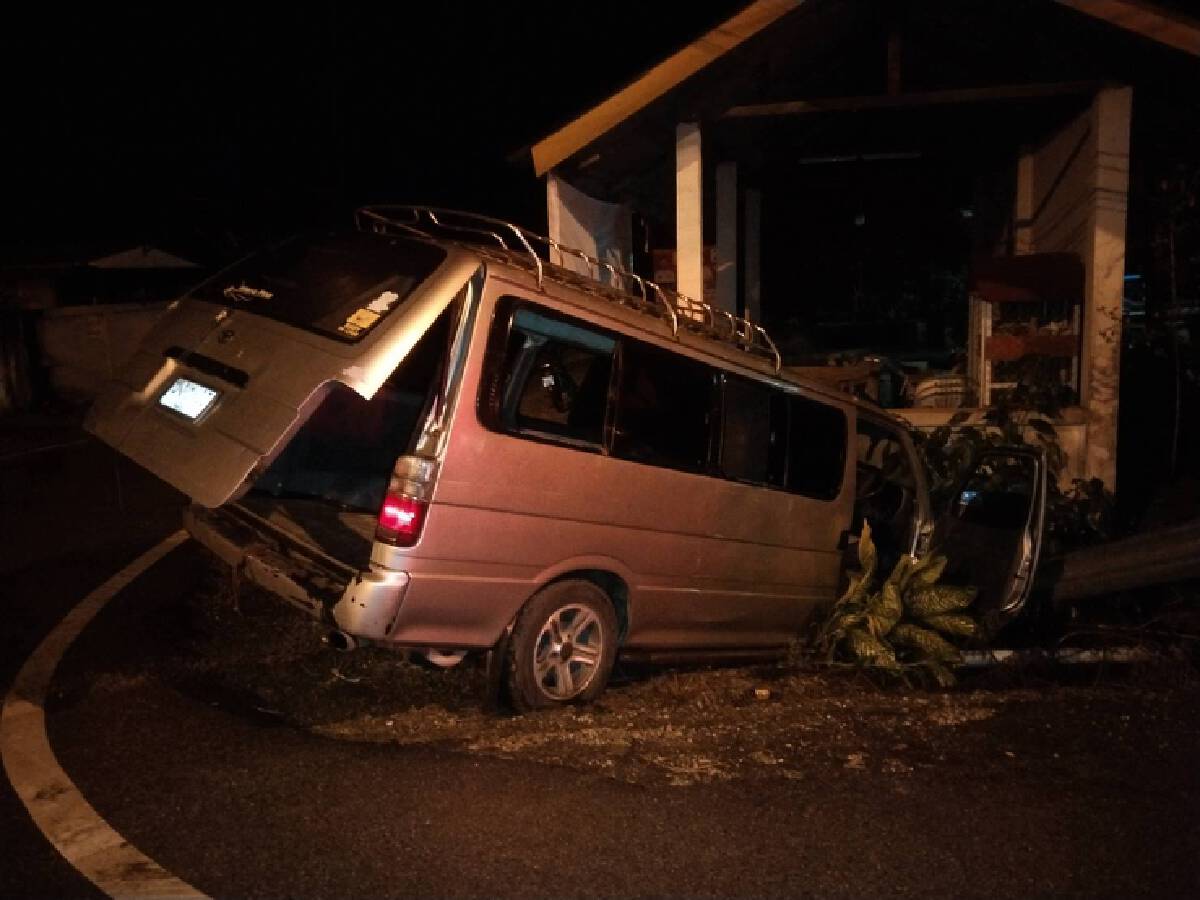 “รถตู้หลุดโค้ง”ลักลอบขนต่างด้าว 16 คน