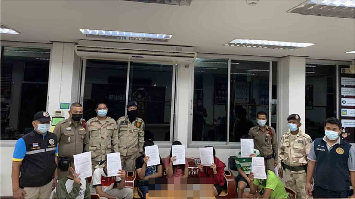 สนธิกำลังบุกจับเจ้าของร้านคาราโอเกะ พร้อมลูกน้องตั้งวงเหล้าหลังร้าน