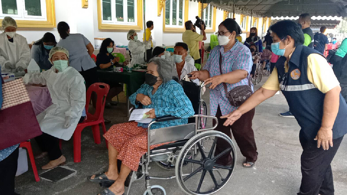 ฉีดวัคซีนวัคซีน Moderna เข็มแรก ให้กับประชาชนหลังได้รับการจัดสรร