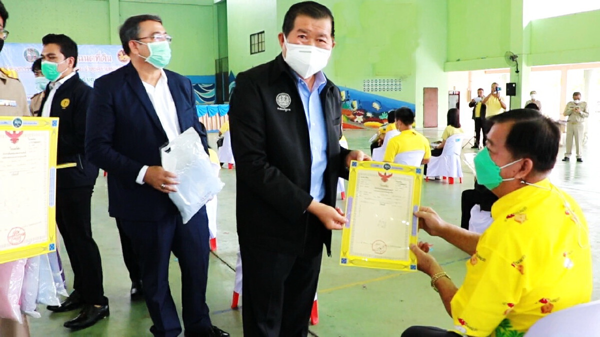 คลายทุกข์สร้างรอยยิ้ม รมช.มหาดไทยมอบโฉนดชาวพังงา คลายทุกข์สร้างรอยยิ้ม รมช.มหาดไทยมอบโฉนดชาวพังงา