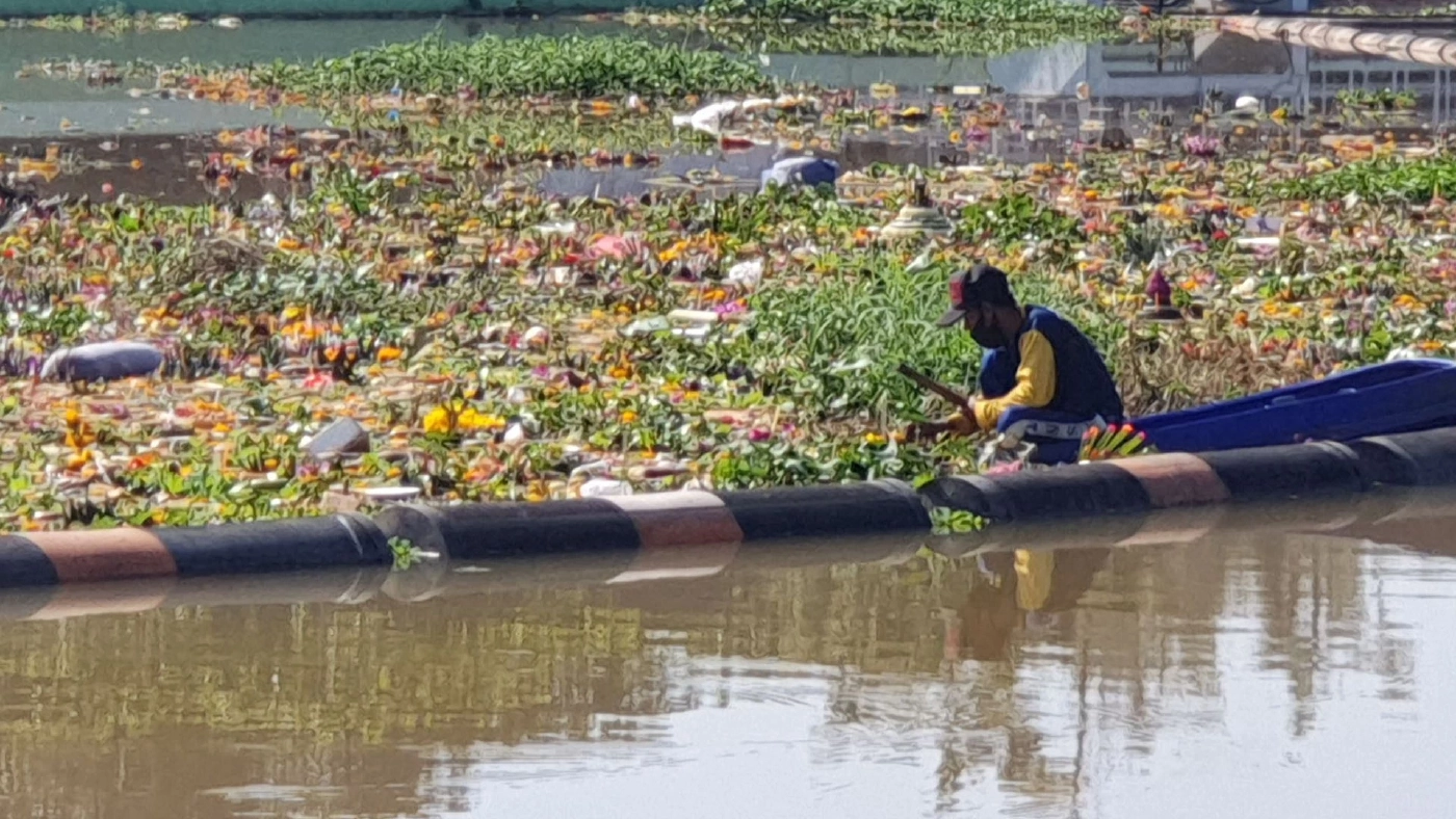 เร่งเก็บกระทงหน้าประตูระบายน้ำแม่ปิง คนเก็บเหรียญในกระทงเผยปีนี้ยอดตก