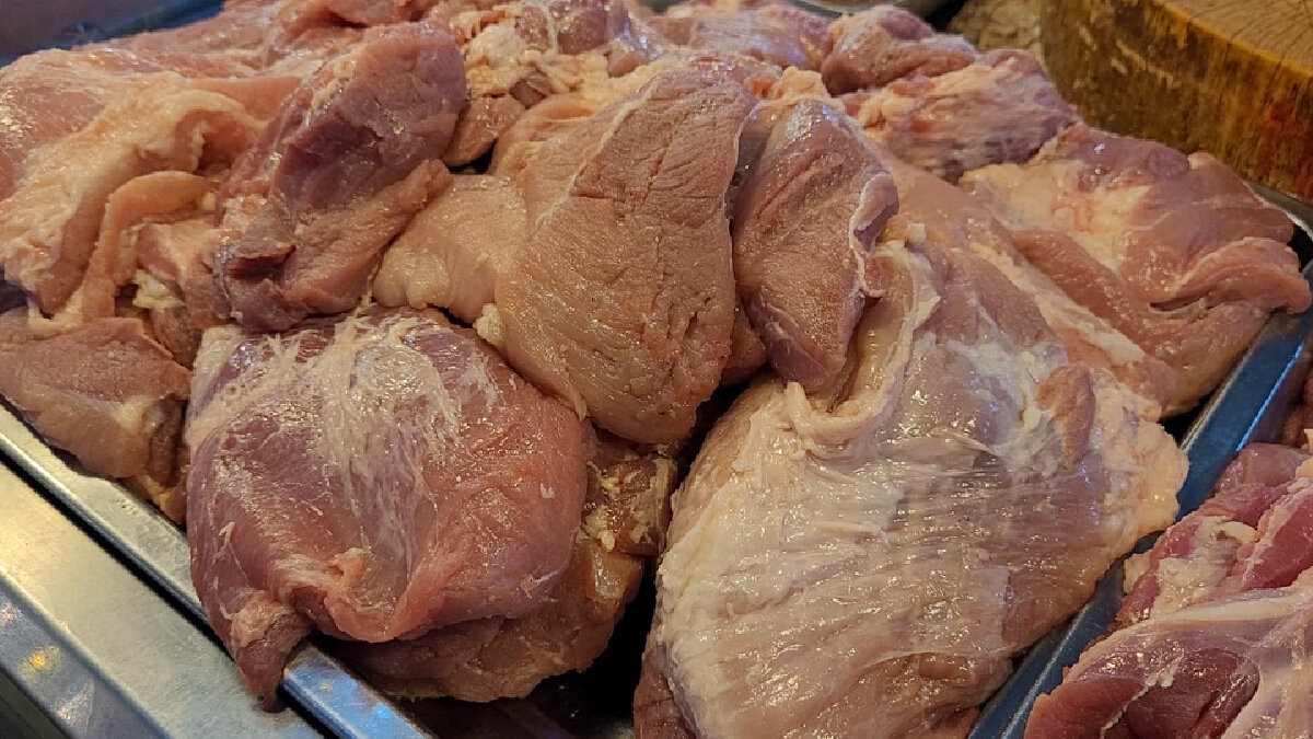 แม่ค้าเขียงหมูครวญลูกค้าหายไปซื้อเนื้ออื่นกินแทน แม่ค้าเขียงหมูครวญลูกค้าหายไปซื้อเนื้ออื่นกินแทน
