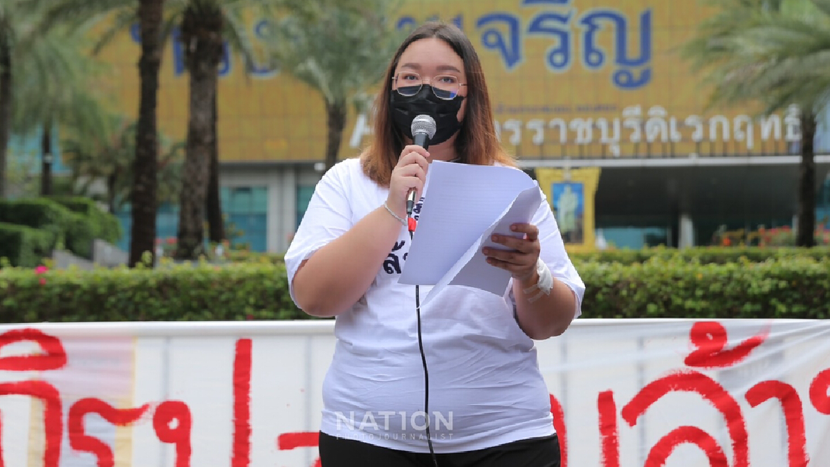"รุ้ง ปนัสยา" ยัน 10 ข้อเรียกร้องเพื่อให้สถาบันกษัตริย์ดำรงอยู่อย่างมั่นคง