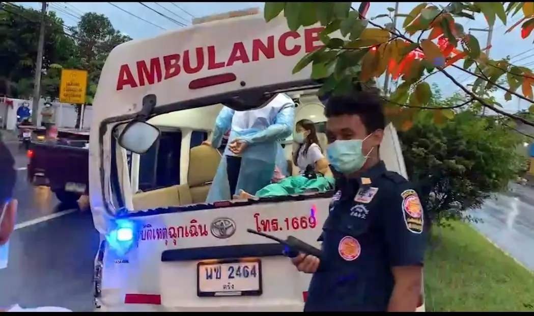 รถบรรทุก 6 ล้อส่งหมู ชนท้ายรถตู้โรงพยาบาล รถบรรทุก 6 ล้อส่งหมู ชนท้ายรถตู้โรงพยาบาล