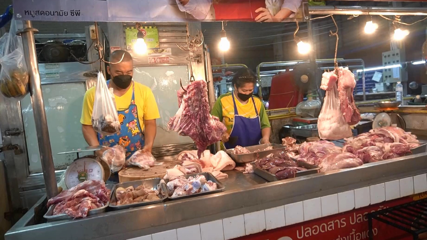 แม่ค้าเขียงหมูอุทัยธานี บ่นราคาส่งหมูแพง จำต้องแบกราคาไว้