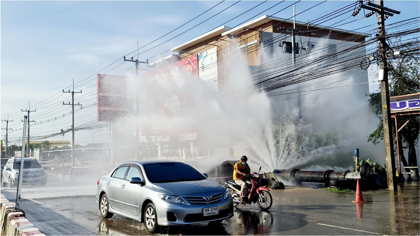 ชาวสัตหีบแตกตื่น ท่อประปาขนาดใหญ่แตกน้ำพุ่งสูง 3-5 เมตรทั่วถนนหลวง