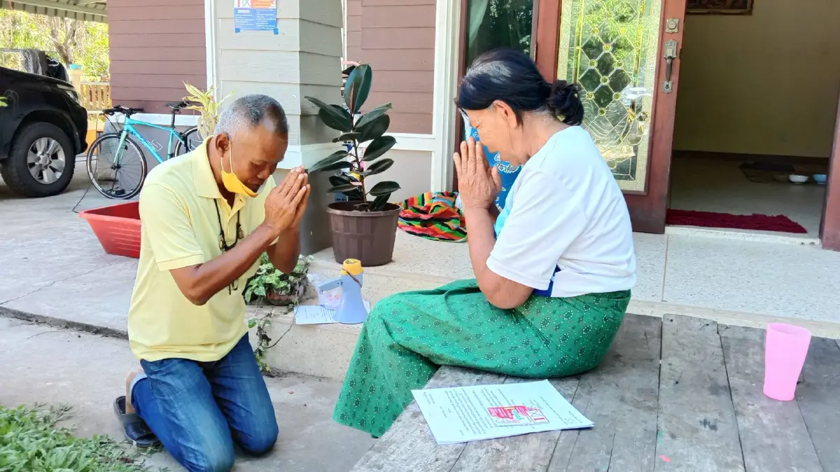 ทำได้ทุกอย่าง! โค้งสุดท้าย ผู้สมัครนายกอบต. ถึงขั้นก้มลงกราบเท้าขอคะแนน ทำได้ทุกอย่าง! โค้งสุดท้าย ผู้สมัครนายกอบต. ถึงขั้นก้มลงกราบเท้าขอคะแนน