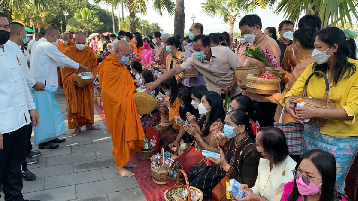 ฟื้นกิจกรรมสวมผ้าเบญจศรีใส่บาตร สัมผัสอากาศหนาวแรก