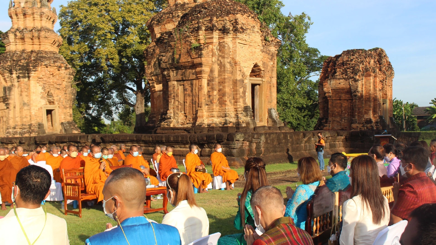 ชาวสุรินทร์สืบสานประเพณีใส่บาตรปราสาทศีขร