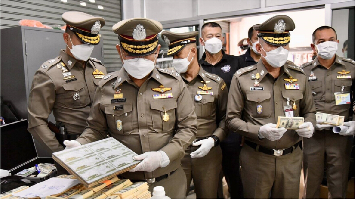 ตำรวจ PCT ร่วมกับนครบาลเข้าทลายรง.ผลิตแบงก์ดอลลาร์ปลอมค่า 150 ล.บ.