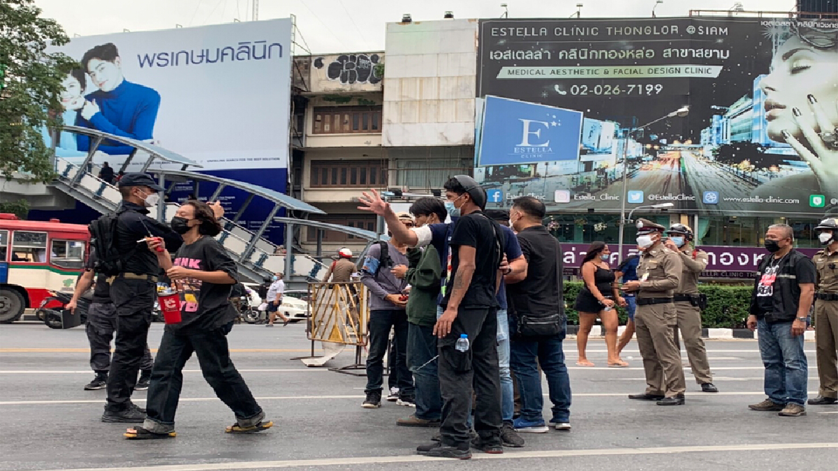 โห่ไล่ “ผกก.ปทุมวัน” ระหว่างเจรจาม็อบ ขอเปิดแยกปทุมวัน