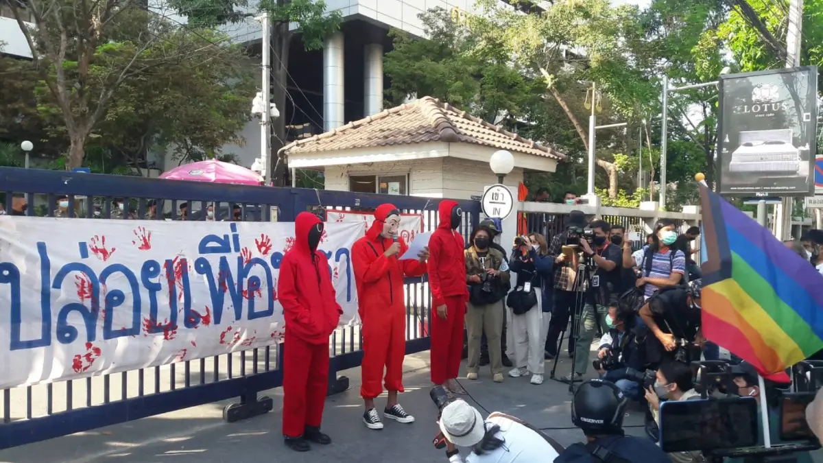 ม็อบทะลุฟ้าจัดคาร์ม็อบหน้าศาลอาญาไปเรือนจำกรุงเทพฯ จี้ขอความยุติธรรม ม็อบทะลุฟ้าจัดคาร์ม็อบหน้าศาลอาญาไปเรือนจำกรุงเทพฯ จี้ขอความยุติธรรม