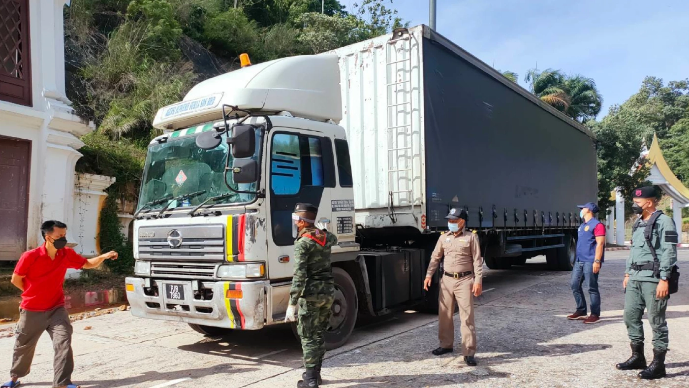 สกัดโควิด! ด่านฯเบตง ตรวจเข้มงวดขนส่งสินค้าอุปโภคบริโภคจากมาเลย์