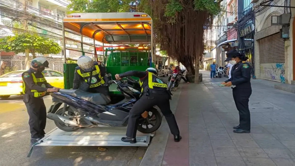 กทม.เข้ม! กวดขันจับ-ปรับ ผู้จอดหรือขับขี่บนทางเท้า กทม.เข้ม! กวดขันจับ-ปรับ ผู้จอดหรือขับขี่บนทางเท้า