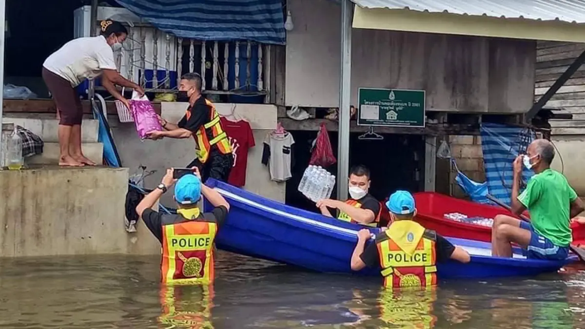 ตร.สั่ง "ภูธร 8 , 9 , ตชด.ภาค 4" เร่งบรรเทาทุกข์ น้ำท่วม