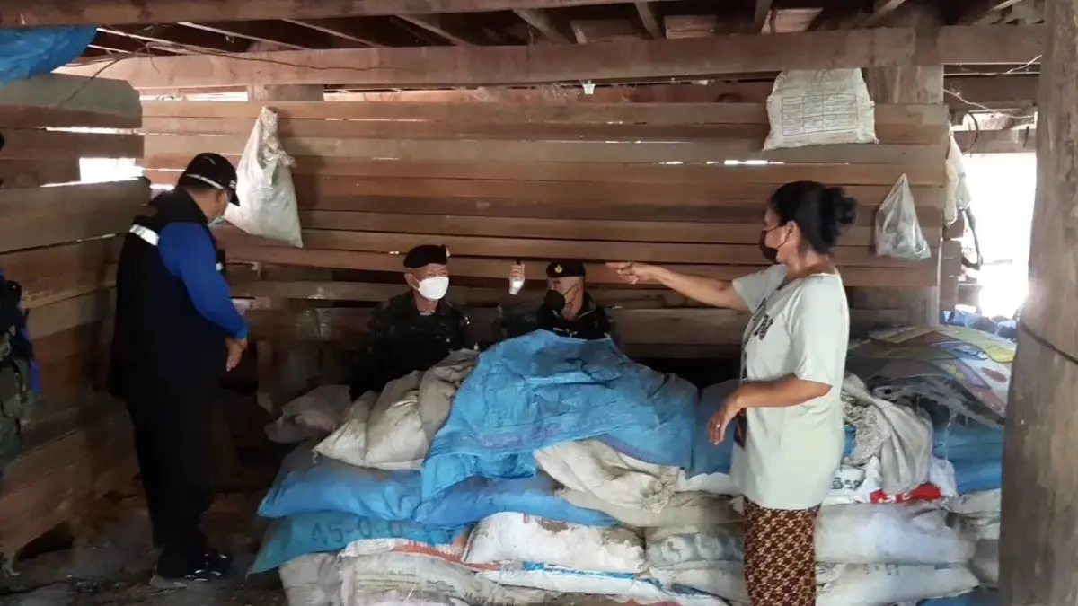 “กระสุนตกหลังคาบ้าน” ฝั่งไทยโดนลูกหลง เจ้าหน้าที่เร่งซ่อมบ้านให้ “กระสุนตกหลังคาบ้าน” ฝั่งไทยโดนลูกหลง เจ้าหน้าที่เร่งซ่อมบ้านให้