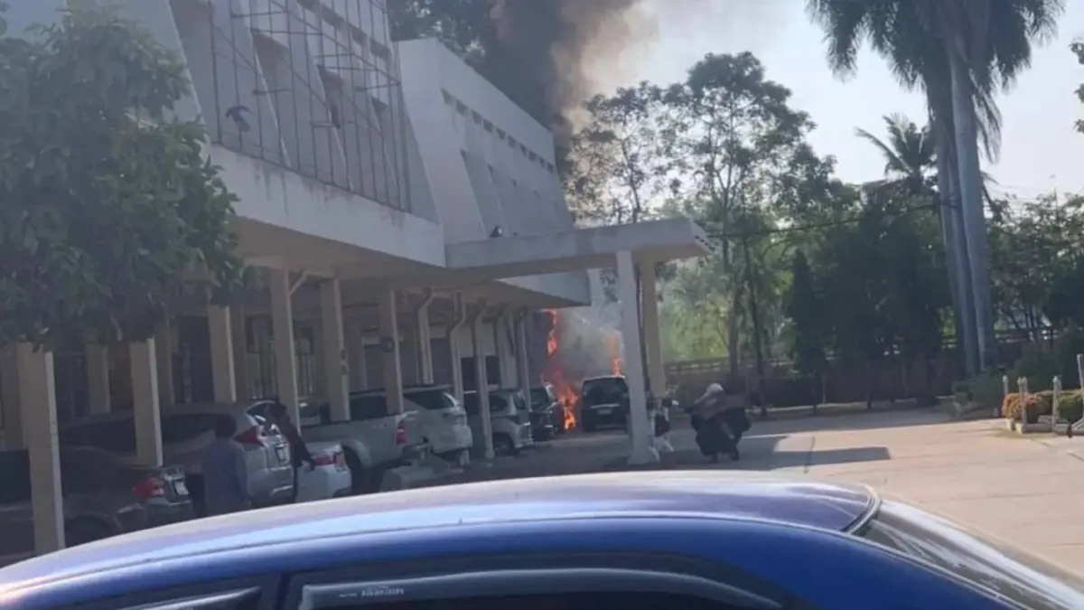 สลด! เฮลิคอปเตอร์ทหารตกหน้า "ค่ายจิรประวัติ" ครูฝึก-นักบินดับ 2 ราย สลด! เฮลิคอปเตอร์ทหารตกหน้า "ค่ายจิรประวัติ" ครูฝึก-นักบินดับ 2 ราย