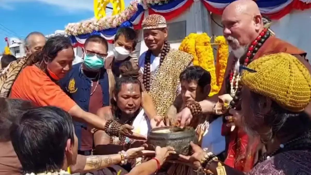 จี้ผู้ว่าฯ สุรินทร์ แจงปม "เณรแอร์" แก๊งขมังเวทย์ร่วมพิธีเปิดเมือง จี้ผู้ว่าฯ สุรินทร์ แจงปม "เณรแอร์" แก๊งขมังเวทย์ร่วมพิธีเปิดเมือง