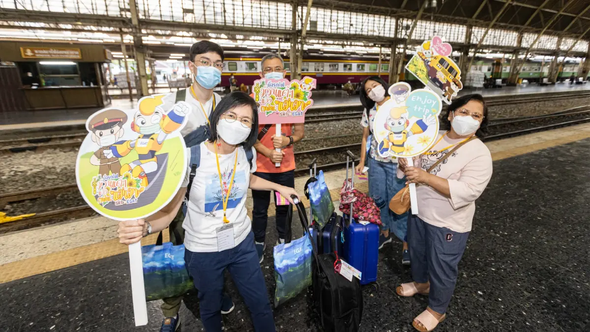 กฟผ.พานั่งรถไฟรับลมหนาว แอ่วลำปาง ชมทุ่งดอกบัวตองแม่เมาะ
