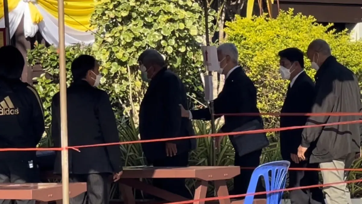 “เปรมชัย” มาแล้ว ใส่ผ้าปิดตาขึ้นศาลฟังตัดสิน “คดีล่าเสือดำ” “เปรมชัย” มาแล้ว ใส่ผ้าปิดตาขึ้นศาลฟังตัดสิน “คดีล่าเสือดำ”