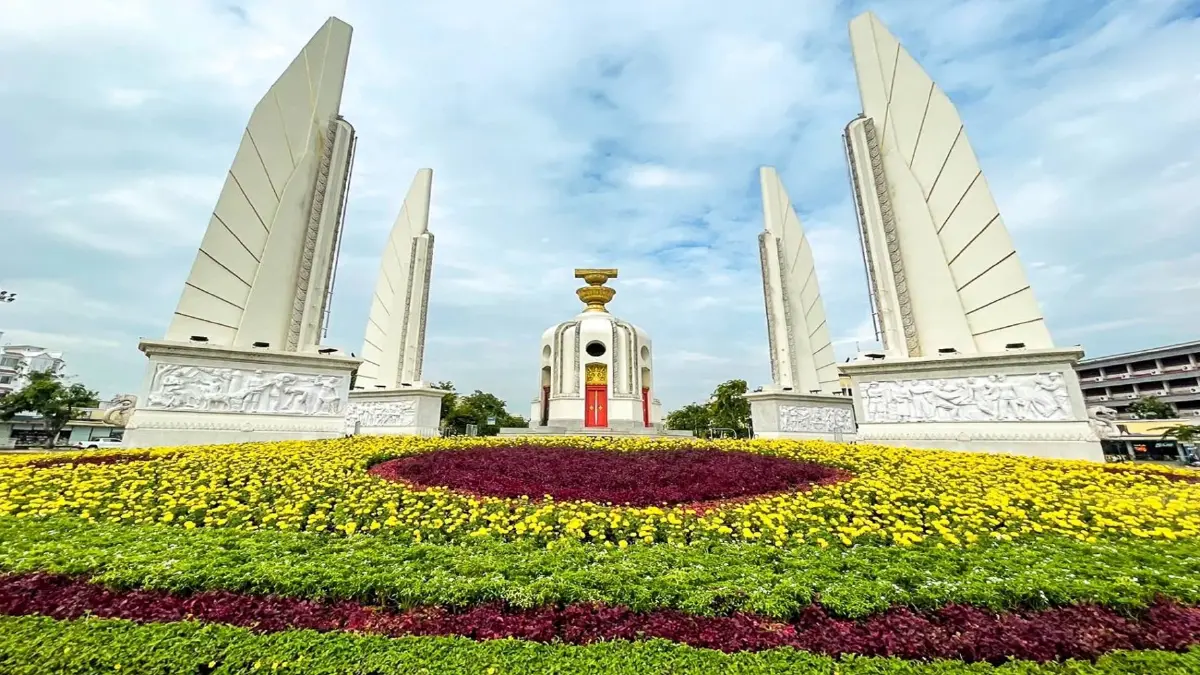 กทม. ปรับภูมิทัศน์เมืองด้วยพรรณไม้หลากสี พร้อมตกแต่งไฟในวันพ่อแห่งชาติ กทม. ปรับภูมิทัศน์เมืองด้วยพรรณไม้หลากสี พร้อมตกแต่งไฟในวันพ่อแห่งชาติ