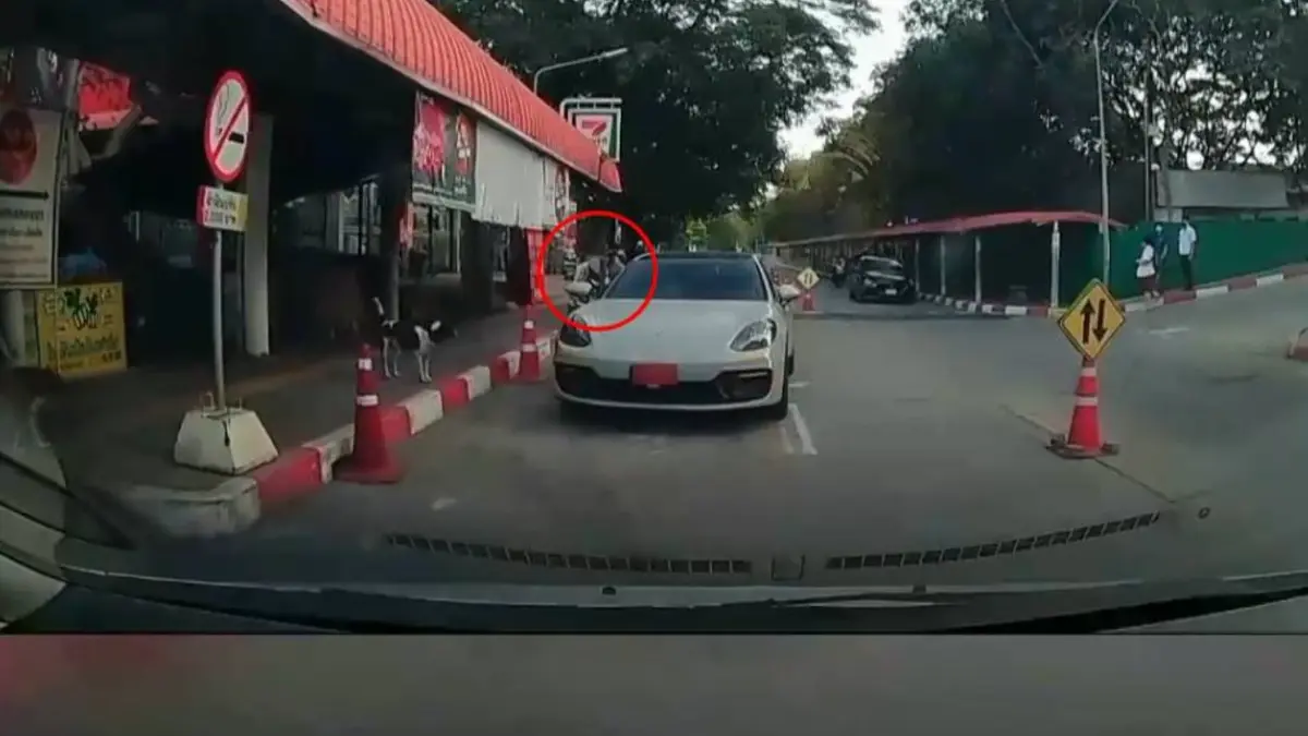 รุมประจาน "รถหรูป้ายแดง" จอด "มักง่าย" กีดขวางทางแวะร้านสะดวกซื้อ รุมประจาน "รถหรูป้ายแดง" จอด "มักง่าย" กีดขวางทางแวะร้านสะดวกซื้อ