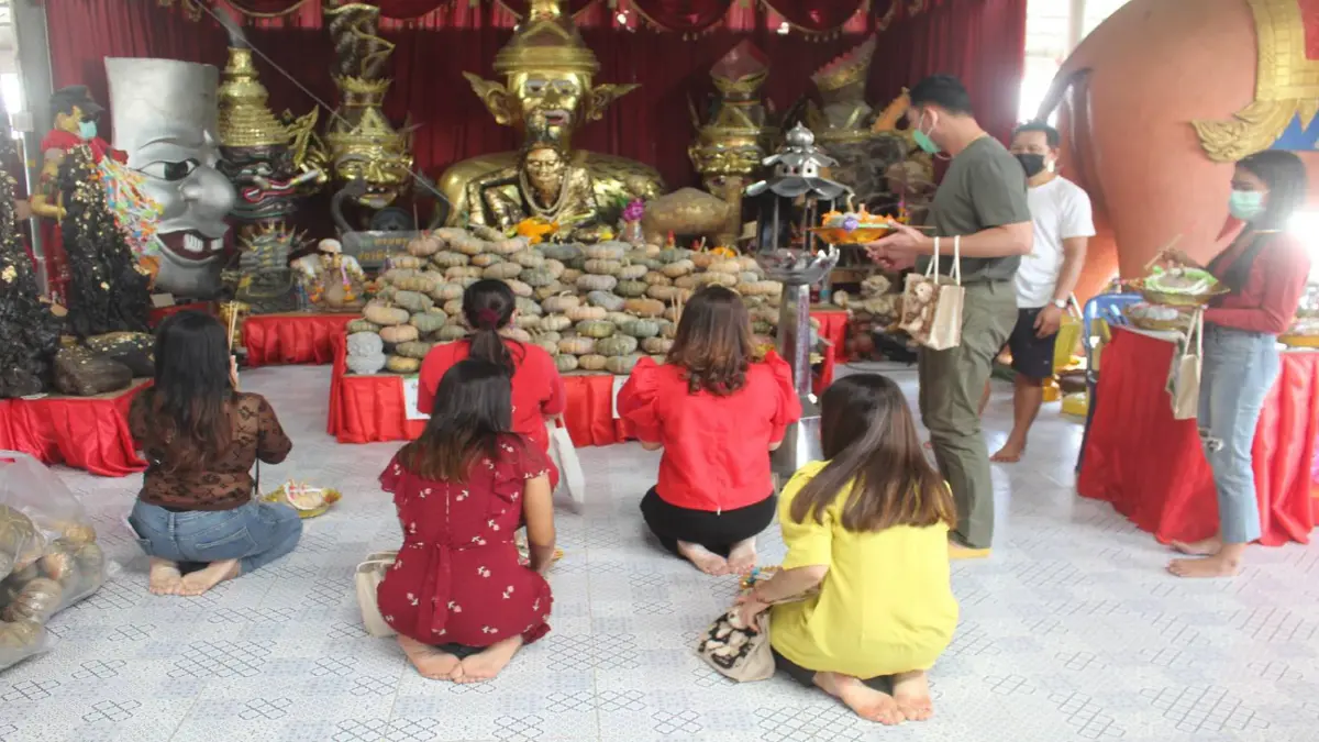 เปิดเลขเด็ดอ่างน้ำมนต์เจ้าสัวเฮงพร้อมคำอวยพรปีใหม่จากฤาษีเณร เปิดเลขเด็ดอ่างน้ำมนต์เจ้าสัวเฮงพร้อมคำอวยพรปีใหม่จากฤาษีเณร