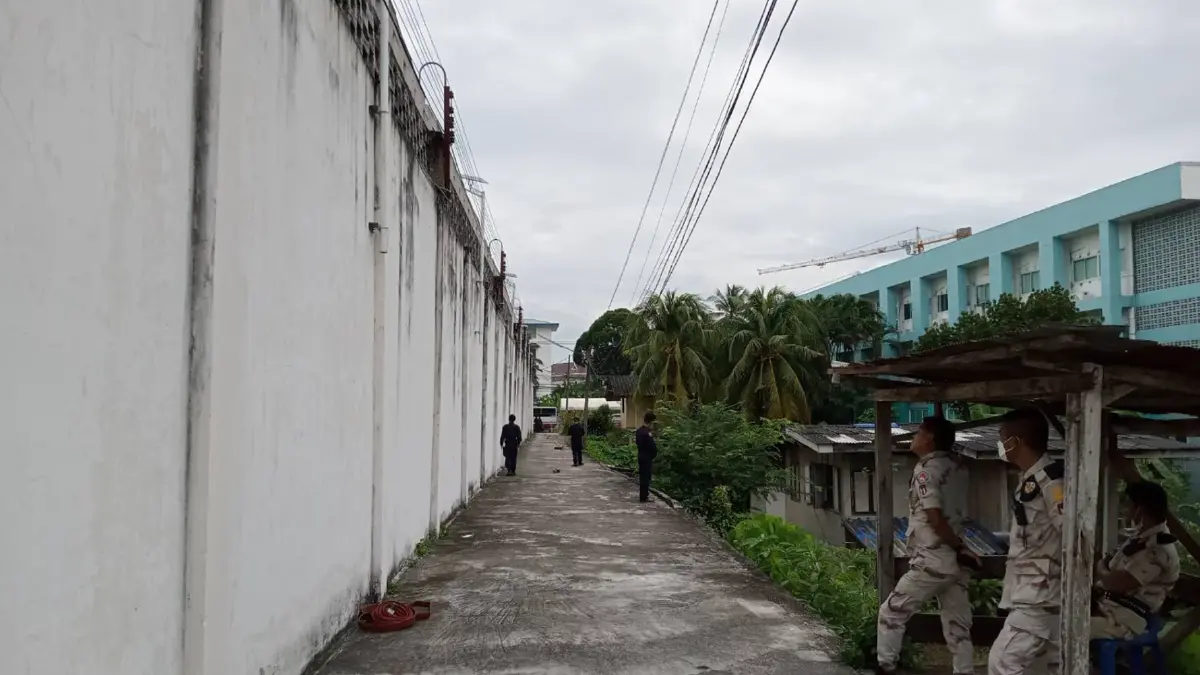 เจ้าหน้าที่ตรึงกำลังรอบเรือนจำกระบี่ ป้องกันเหตุป่วนซ้ำ เจ้าหน้าที่ตรึงกำลังรอบเรือนจำกระบี่ ป้องกันเหตุป่วนซ้ำ