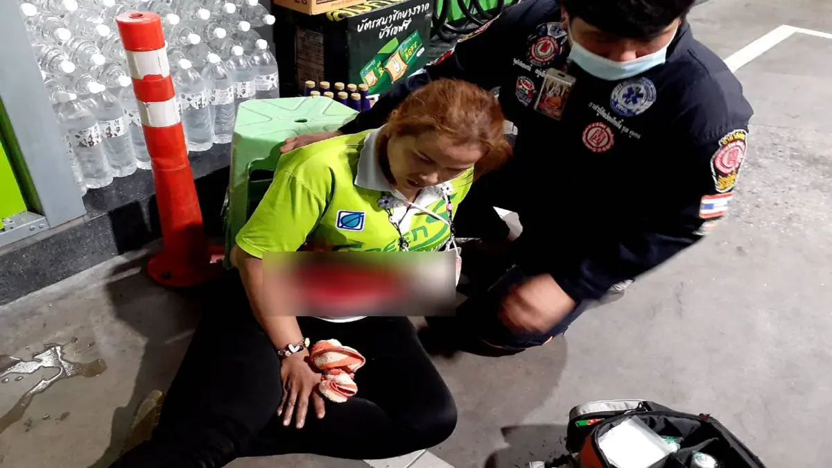 ตร.รวบแล้ว สองคนคนร้ายปล้นปั้มน้ำมัน ยิงเด็กปั้มบาดเจ็บ ตร.รวบแล้ว สองคนคนร้ายปล้นปั้มน้ำมัน ยิงเด็กปั้มบาดเจ็บ