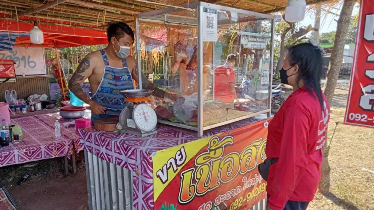 โดนจนได้ พ่อค้าขายเนื้อวัวแก้ผ้าใส่ผ้ากันเปื้อนถูกปรับ 500 ฐานอนาจาร