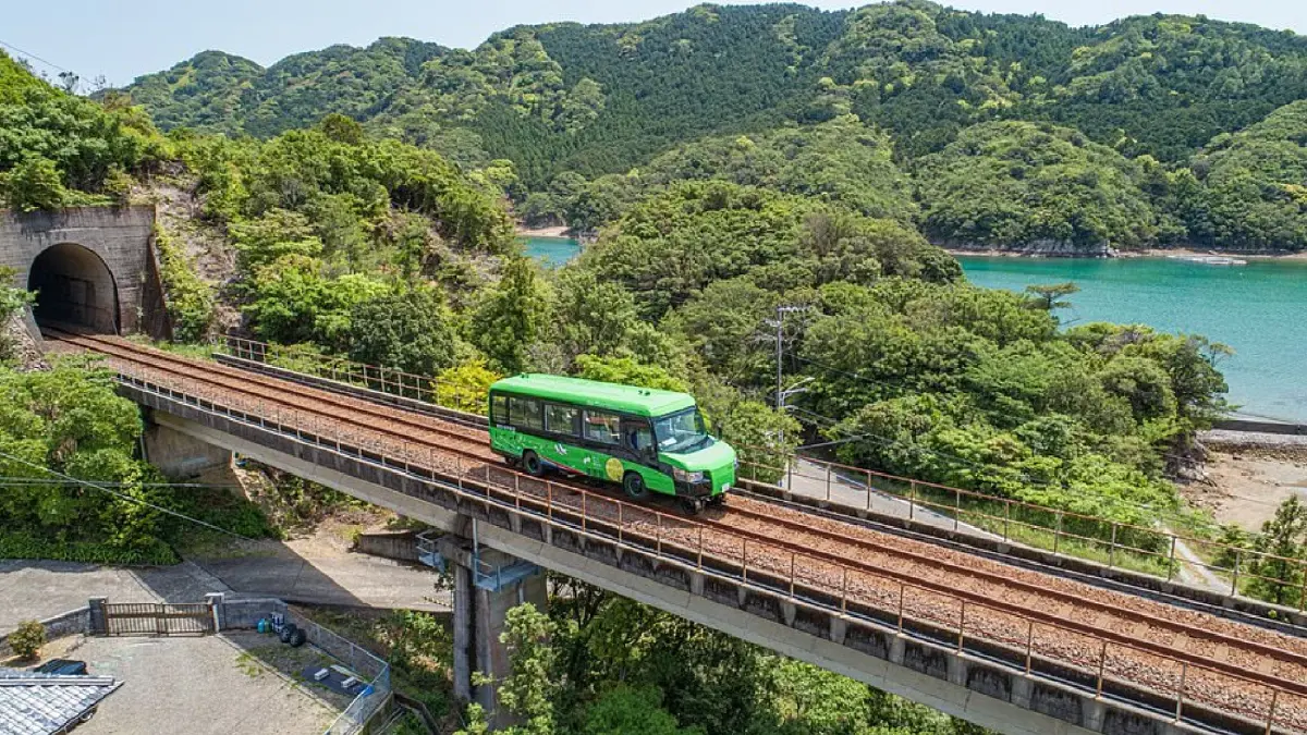 ญี่ปุ่นเปลี่ยนรถบัสเป็นรถไฟใน 15 วินาที ญี่ปุ่นเปลี่ยนรถบัสเป็นรถไฟใน 15 วินาที