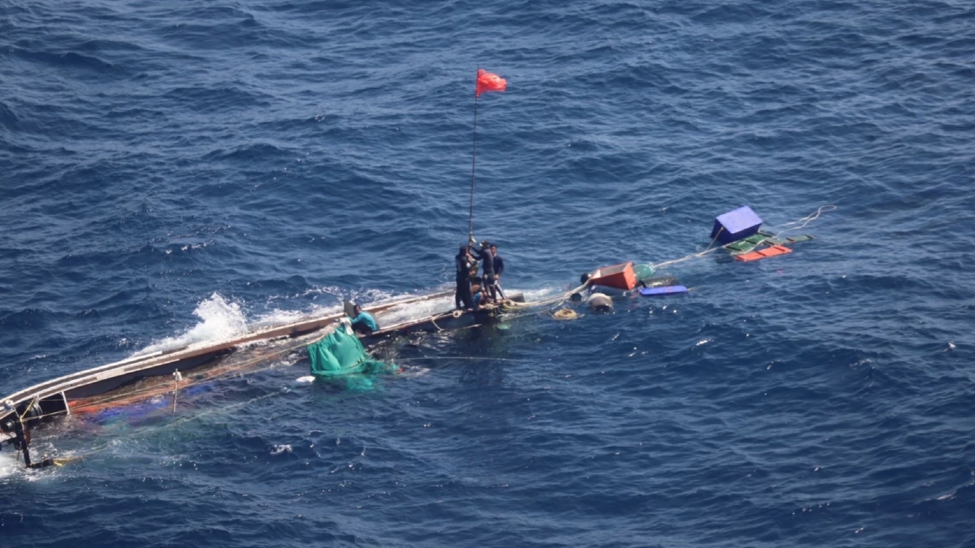 6 ชาวประมงเมียนมาเฉียดตาย เรือล่มในทะเลไทย โชคดี ศรชล. ช่วยชีวิตไว้ได้