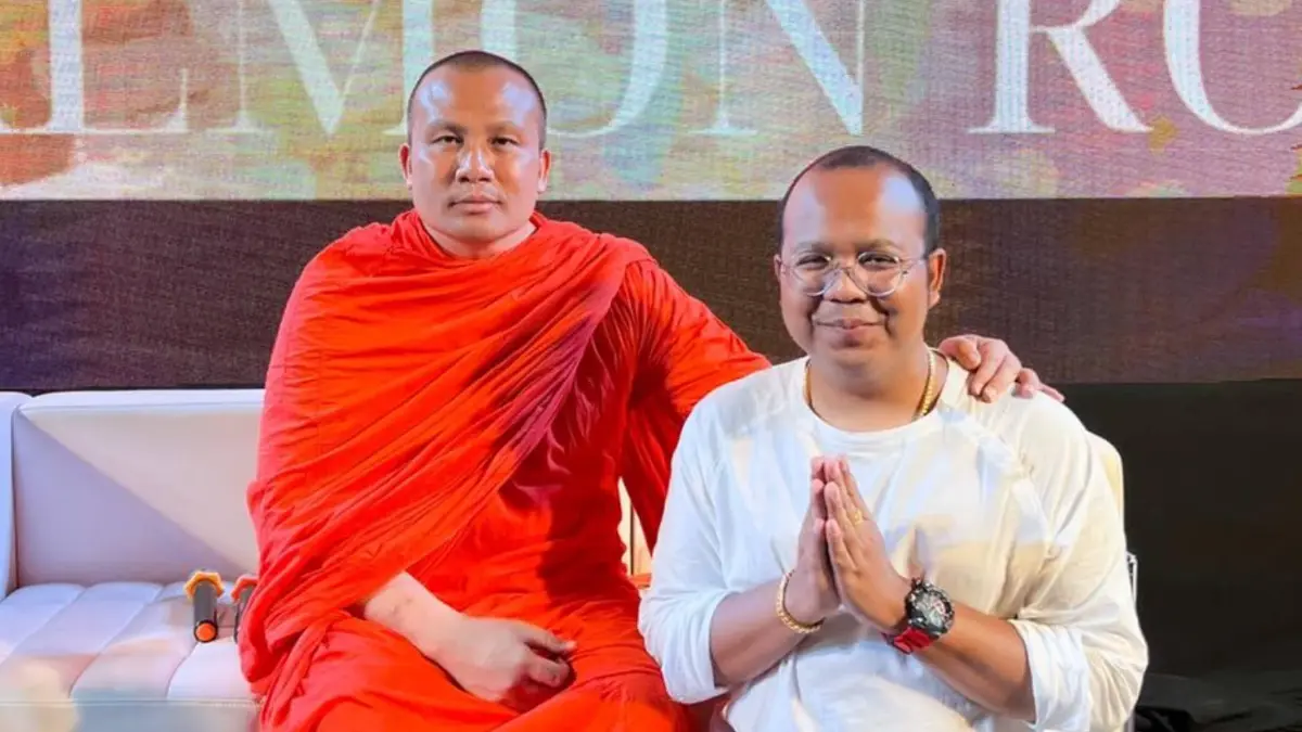 "ไพรวัลย์" กราบลา "พระมหาสมปอง" ก่อนลาสิกขาวันนี้ ระบุความสุขรออยู่ "ไพรวัลย์" กราบลา "พระมหาสมปอง" ก่อนลาสิกขาวันนี้ ระบุความสุขรออยู่