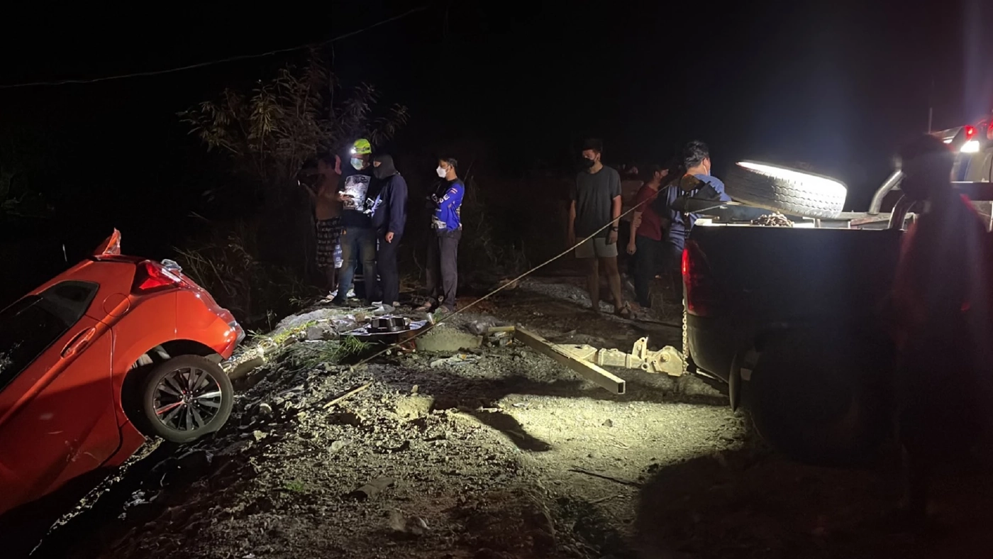 สาวขับป้ายแดงเข้าทางกลับรถ คิดว่าทางตรงพุ่งลงคลองดับ