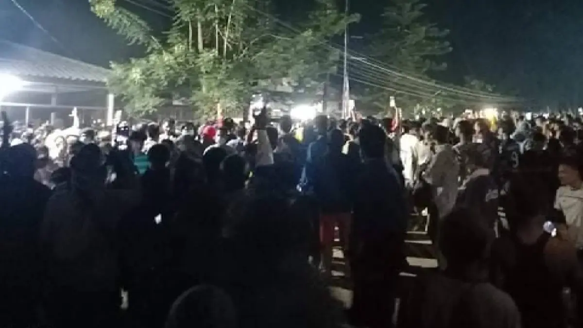 ผู้ลี้ภัยชุมนุมปิดเส้นทางแม่ระมาด–ท่าสองยาง ผู้ลี้ภัยชุมนุมปิดเส้นทางแม่ระมาด–ท่าสองยาง